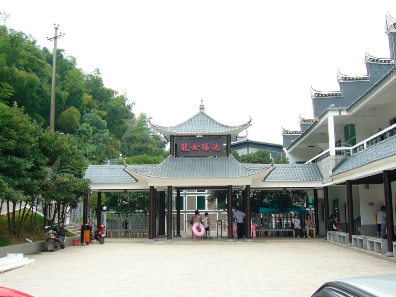 屋頂材料合成樹脂瓦和不銹鋼瓦哪個(gè)好？選擇很重要！