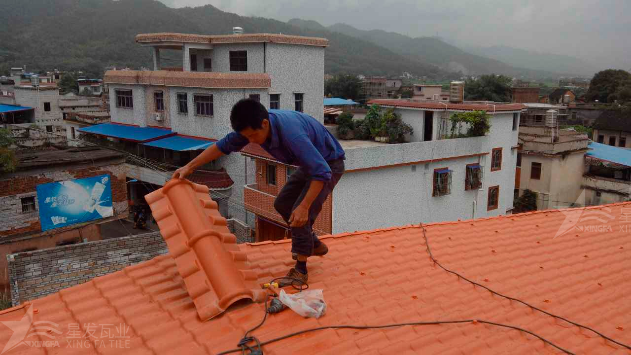 合成樹脂瓦與鐵皮瓦在性能和優(yōu)點(diǎn)上的區(qū)別和差異？