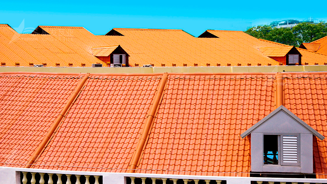 想購(gòu)買材質(zhì)好的屋面瓦，到底選合成樹脂瓦好還是鋁瓦好？